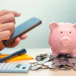 スマホとブタの貯金箱